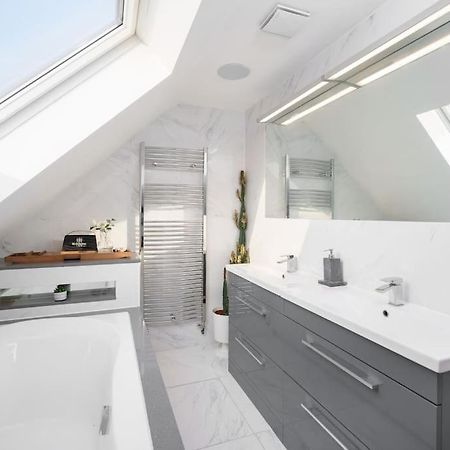 Beautiful 4 Bed Immaculate Condition Refurbished Property Ρόμφορντ Εξωτερικό φωτογραφία