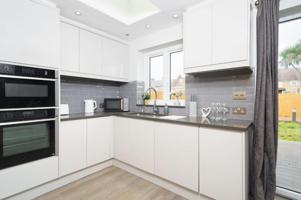 Beautiful 4 Bed Immaculate Condition Refurbished Property Ρόμφορντ Εξωτερικό φωτογραφία