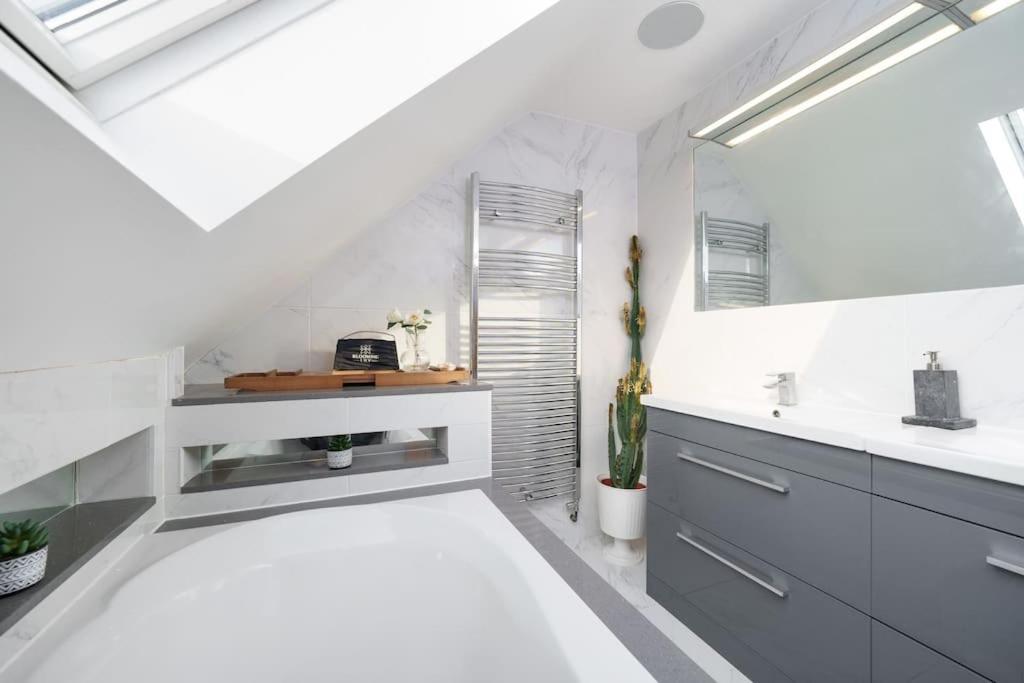 Beautiful 4 Bed Immaculate Condition Refurbished Property Ρόμφορντ Εξωτερικό φωτογραφία