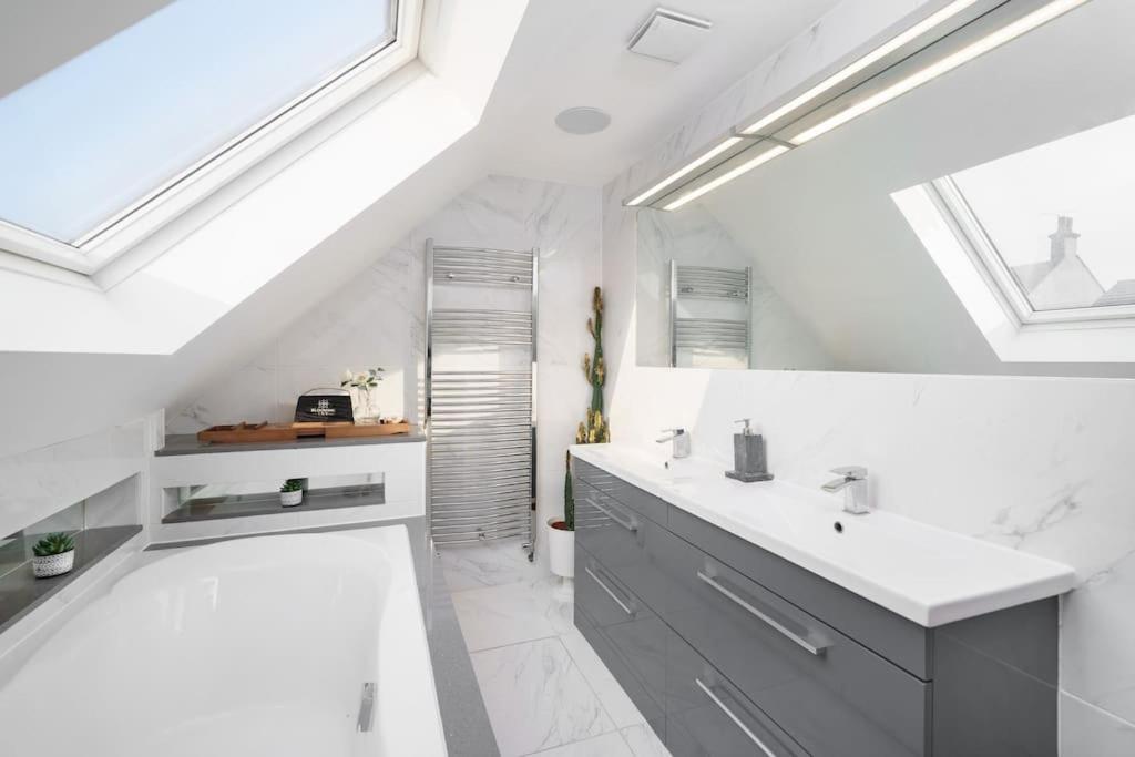 Beautiful 4 Bed Immaculate Condition Refurbished Property Ρόμφορντ Εξωτερικό φωτογραφία